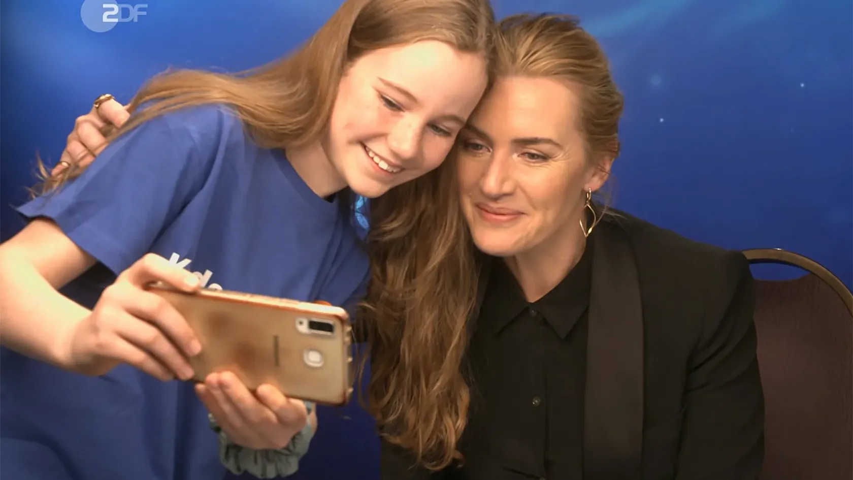 Több millióan látták már a videót, amiben Kate Winslet interjú közben megnyugtatja riporterét