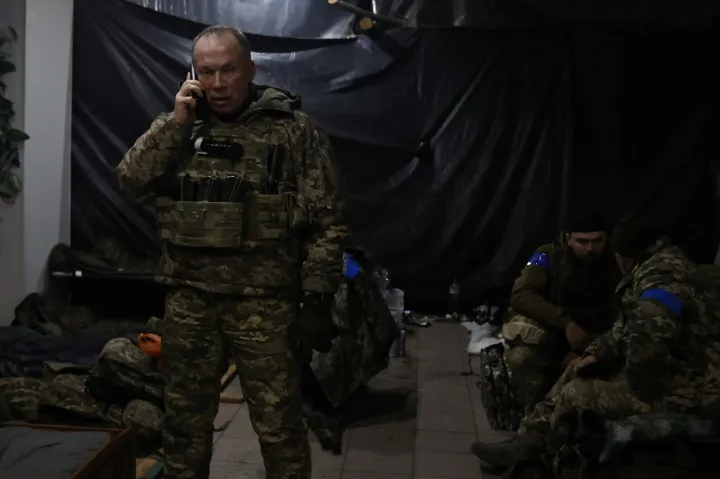 Olekszandr Szirszkij vezérezredes, az ukrán szárazföldi erők parancsnoka meglátogatta csapatai egyik frontvonalbeli állását Szoledarban 2023. január 9-én – Fotó: Ukrainian Ground Forces / Reuters