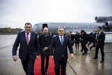 <em>Orbán</em> Viktor okkal barátkozik a boszniai szerb vezetővel, aki éppen kitüntette Putyint