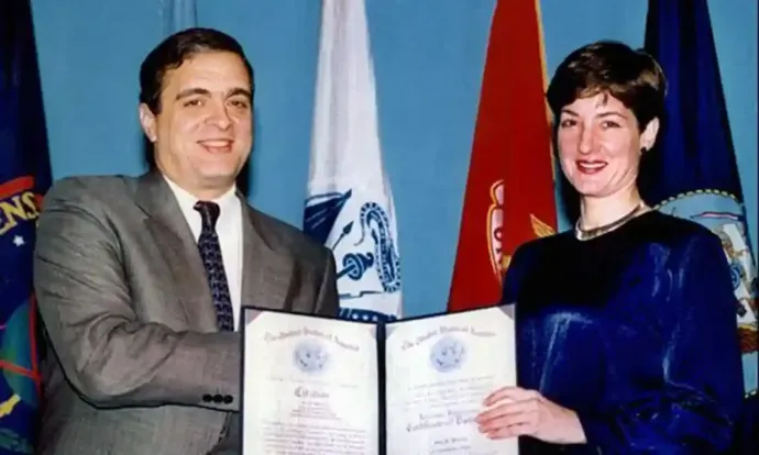 Ana Belén Montes 1997-ben oklevelet kapott George Tenettől, a CIA központi hírszerzésének akkori igazgatójától – Forrás: FBI