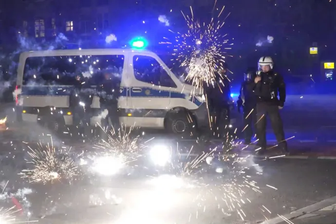 Német rendőröket és tűzoltókat lőttek tűzijátékkal: újra fellángolt a vita a migrációról