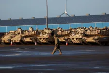 Amerikai tankok érkeztek Európába a NATO keleti szárnyának megerősítésére