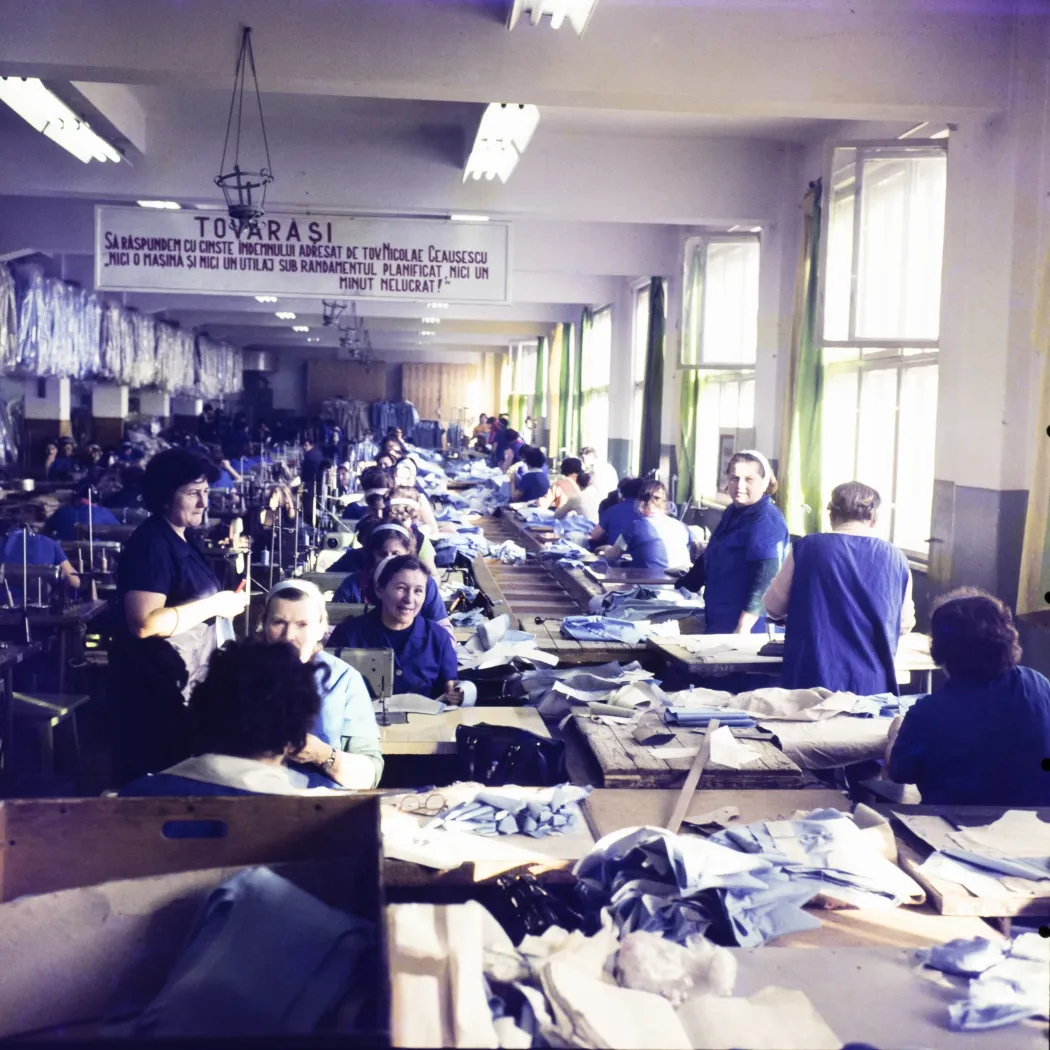 Mondiala gyár, Szatmárnémeti, 1974 – Fotó: Dolgozó Nő / Minerva Fotóarchívum