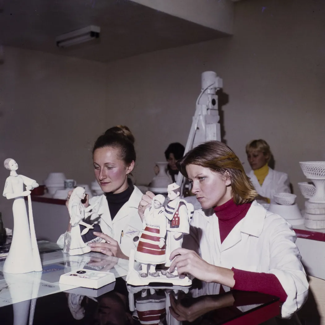 A gyulafehérvári porcelángyár dolgozói, 1978 – Fotó: Dolgozó Nő / Minerva Fotóarchívum
