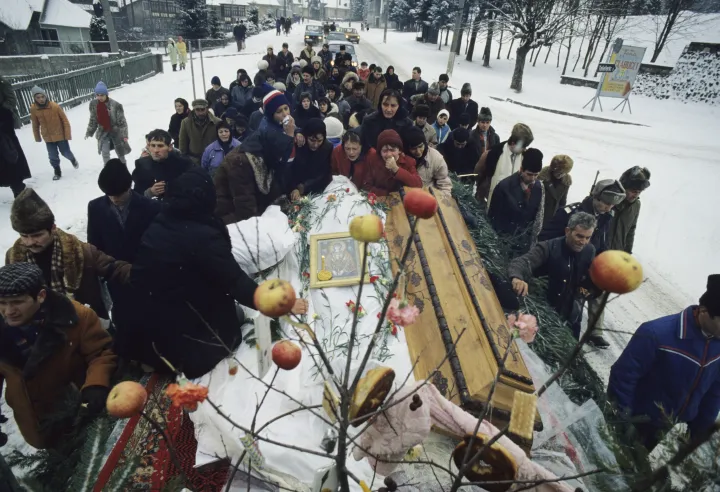 Egy forradalmár temetése Gârbovában, 1989 decemberében – Fotó: Romano Cagnoni / Getty Images