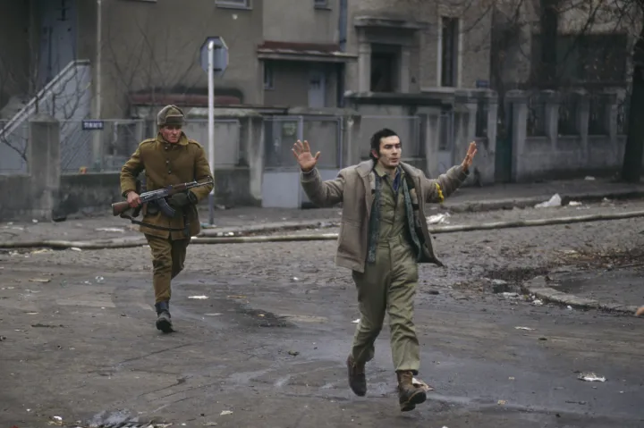 Megadásra kényszerített román forradalmár az 1989. decemberi felkelés során, amely Nicolae Ceaușescu uralmának végét jelentette – Fotó: Patrick Robert / Corbis / Getty Images