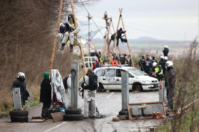 Molotov-koktélokkal és kövekkel dobálták meg a rendőröket klímaaktivisták egy német szénbányánál