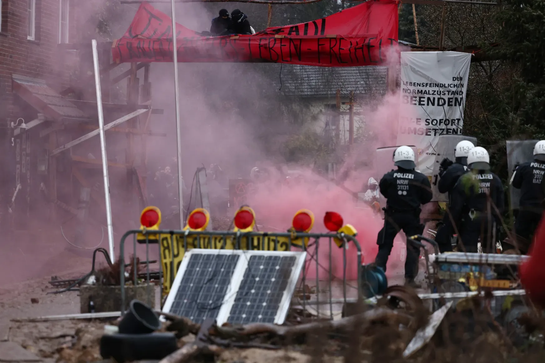 Molotov-koktélokkal és kövekkel dobálták meg a rendőröket klímaaktivisták egy német szénbányánál