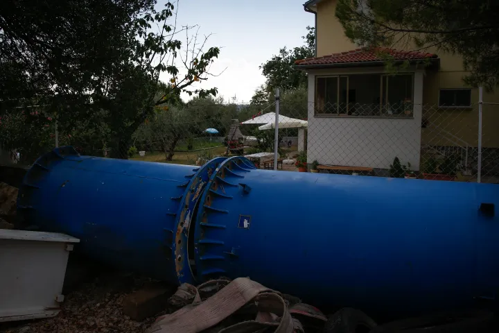 Csővezeték egy darabja egy lakóház udvarán Omišaljban – Fotó: Jaap Arriens / NurPhoto / AFP