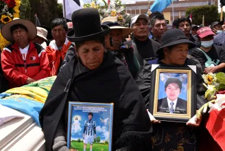 Az utcára vitték a tüntetéseken meghalt 17 ember koporsóját Peruban