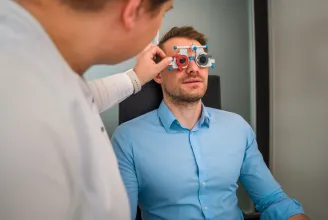 Kolozsvári ügyvéd „perelte ki”, hogy minden számítógép előtt dolgozó alkalmazottnak ingyen járhat a szemüveg