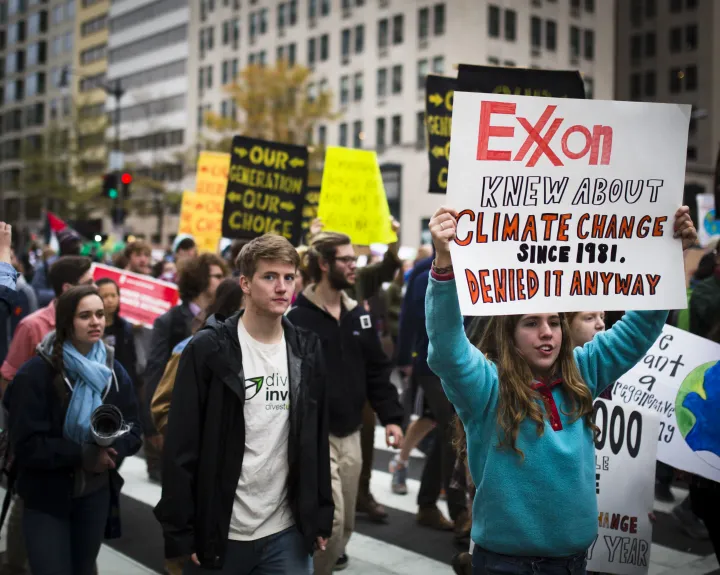 „Az Exxon 1981-óta tud a klímaváltozásról, akárhogyan is tagadja" – áll egy tüntető transzparensén egy klímaváltozás miatt tartott demonstráción Washingtonban, 2015. november 10-én – Fotó: Johnny Silvercloud / Wikipedia