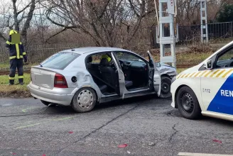 Rendőrök elől menekült autójában egy 9 hónapos csecsemővel, két kocsit összetört, majd a rendőrök is belehajtottak