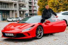 A friss fideszes Győzike OV 22-es rendszámot villantott a dalban, amely szerint „az életben soha nincs véletlen”