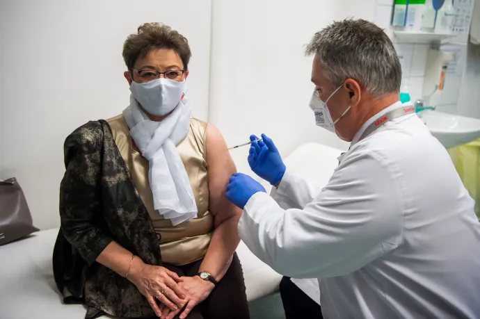 Müller Cecília országos tisztifőorvost oltják be koronavírus elleni vakcinájával 2021. január 13-án – Fotó: Balogh Zoltán / MTI
