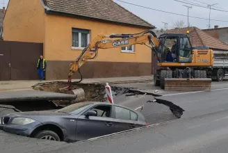 Beszakadt az út Debrecenben és elnyelt egy BMW-t