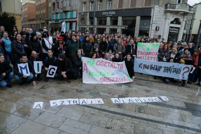 Megkönnyítette a kormány, hogy ki lehessen rúgni a polgári engedetlenségben részt vevő pedagógusokat