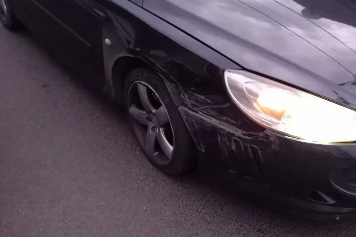 Egy ittas sofőr törte össze a parkoló autóját, de a tulajdonos kártérítés helyett csak magyarázkodást kapott