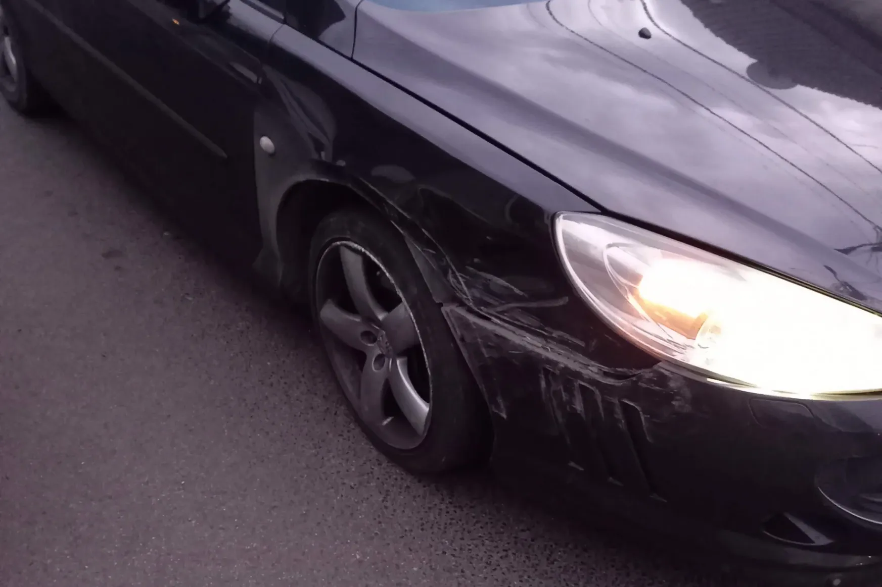 Egy ittas sofőr törte össze a parkoló autóját, de a tulajdonos kártérítés helyett csak magyarázkodást kapott