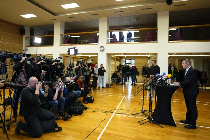 Andrej Babis sajtótájékoztatója 2023. január 9-én, miután a prágai városi bíróság első fokon felmentette az európai uniós támogatás elsikkasztásának vádja alól a Gólyafészek-ügyben – Fotó: Petr David Josek / AP / MTI