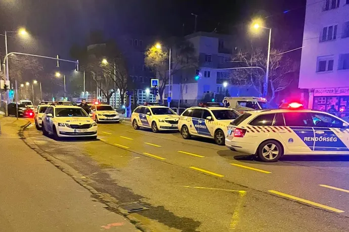 Rendőrautókra tett gyászszalaggal emlékeznek megölt társukra a rendőrök