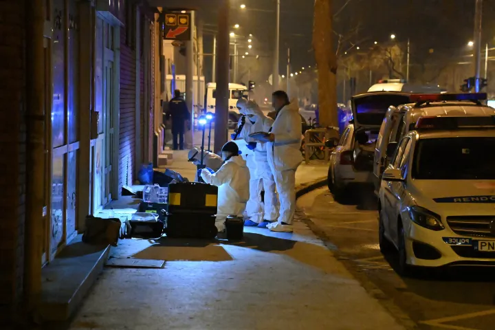 Bűnügyi technikusok nyomokat rögzítenek a Fehérvári úton a Lecke utca közelében 2023. január 13-án virradóan – Fotó: Mihádák Zoltán / MTI
