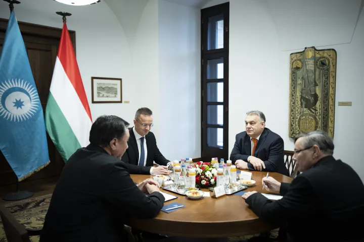 Orbán Viktor miniszterelnök Kubanicsbek Ömüralijevvel, a Türk Államok Szervezetének főtitkárával tárgyal a Karmelitában 2023. január 13-án. A tárgyaláson Szijjártó Péter külgazdasági és külügyminiszter is részt vett – Fotó: Fischer Zoltán / Miniszterelnöki Sajtóiroda/ MTI