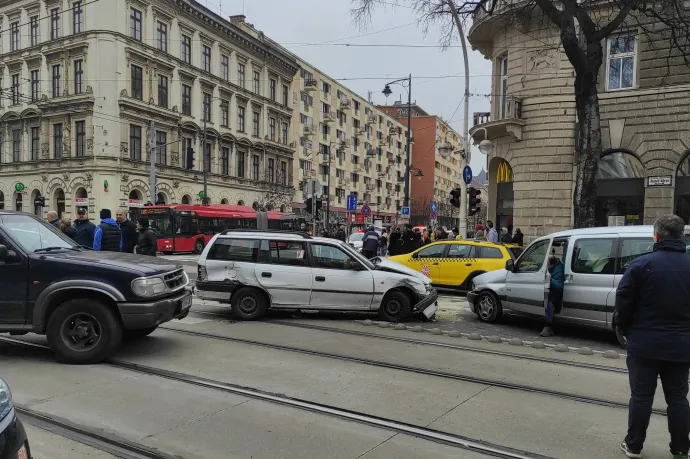 Három autó ütközött a Harminckettesek terénél a villamossíneken