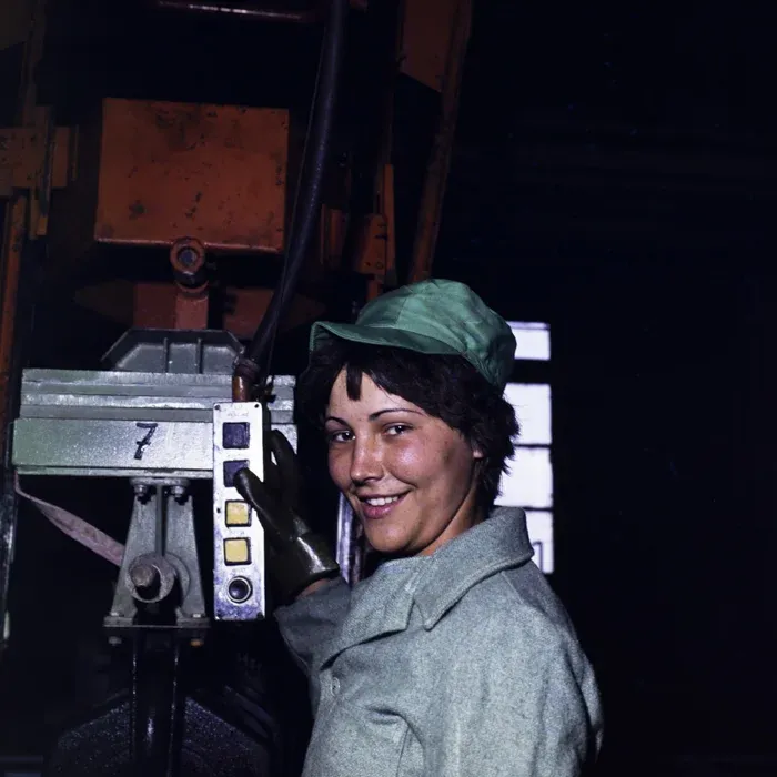 A csíkszeredai Tractorul gyár és az egyik munkatársa, 1984 – Fotó: Dolgozó Nő / Minerva Fotóarchívum 