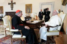 Pedofíliáért elítélt bíboros írta a Ferenc pápát névtelenül kritizáló cikket