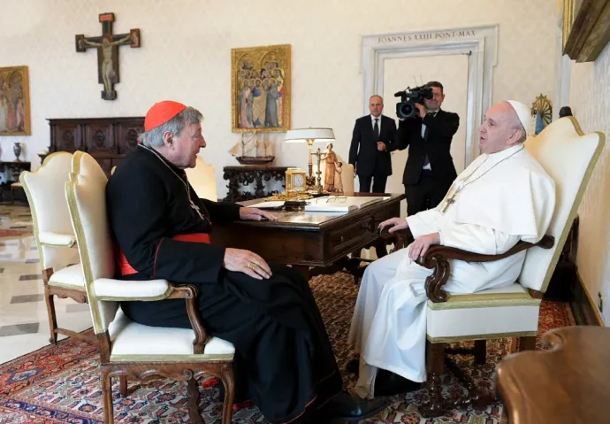 George Pell ausztrál bíboros és Ferenc pápa a Vatikánban tartott találkozón 2020. október 12-én – Fotó: Vatican Media / AFP