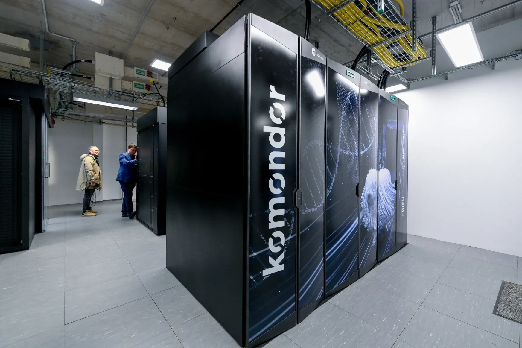 Átadták Komondort, az ország legerősebb szuperszámítógépét, amivel a debreceni uszodát is fűtik