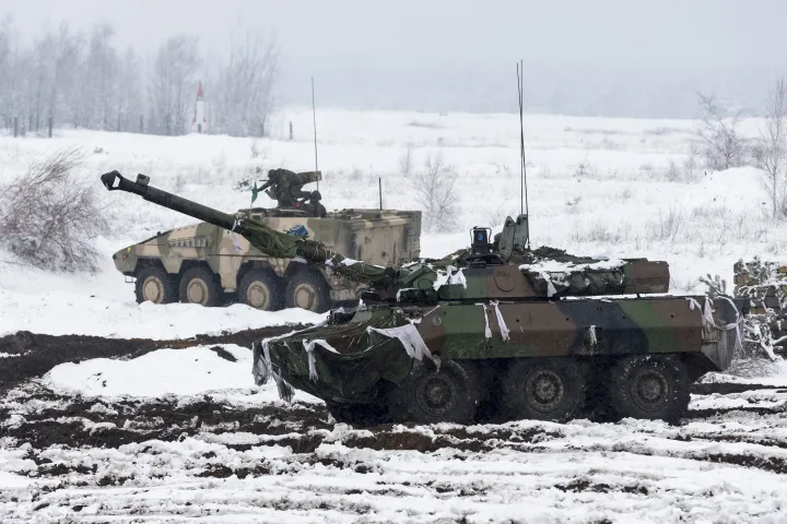 Egy francia AMX-10RC páncélozott felderítő harcjármű (elől) egy német-francia hadgyakorlatán Németországban 2013. március 19-én – Fotó: Joern Haufe / Getty Images