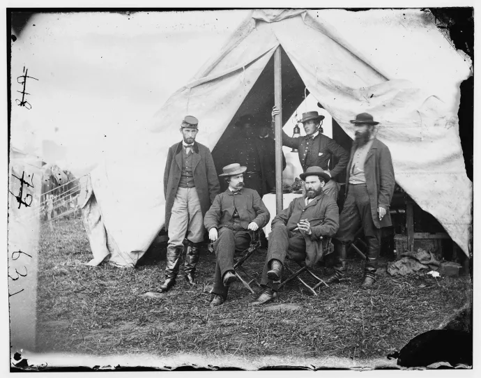 Allan Pinkerton nyomozó (jobbra ül) Antietamban a polgárháború idején. Feltételezések szerint Pinkerton mögött, a sátorbotot tartva Kate Warne áll férfinak öltözve – Forrás: Library of Congress