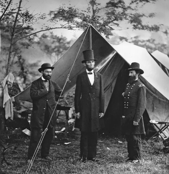 Allan Pinkerton (bal) és Abraham Lincoln a marylandi Antietamban, 1862 októberében – Fotó: Encyclopaedia Britannica / UIG / Getty Images