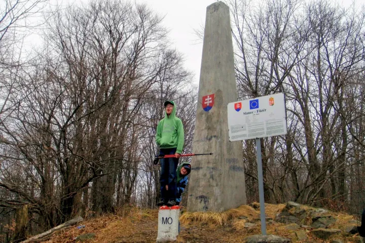 Fent: Nagy-Milic, alatta: kilátás a Kis-Milicról, alatta: csataréti erdészház – Fotó: Tenczer Gábor / Telex