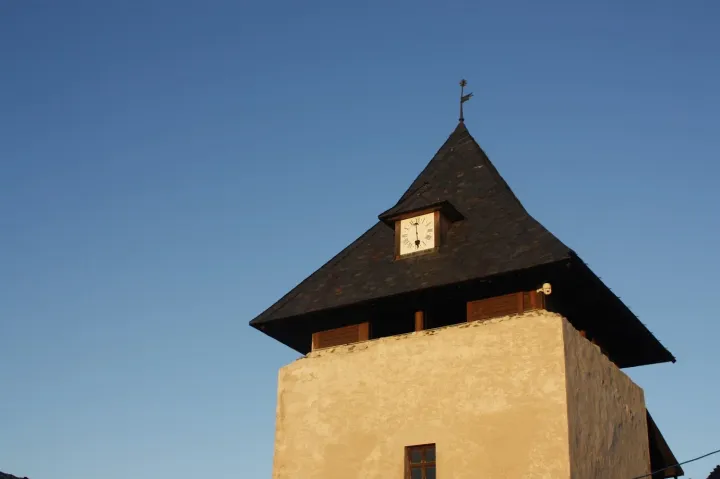 A füzéri vár tornya és árnyéka – Fotó: Tenczer Gábor / Telex