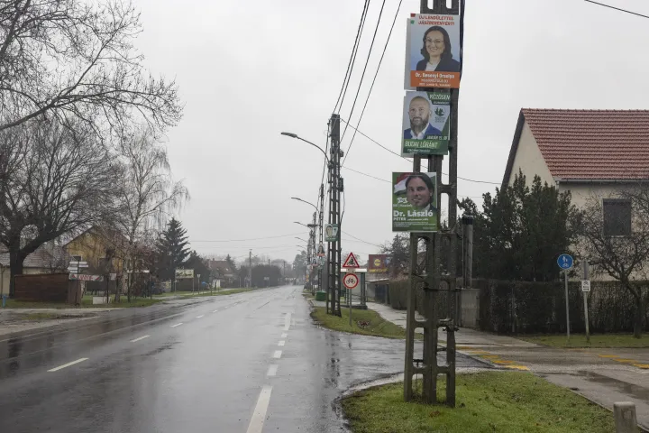 A jelöltek plakátjai Jászberény egyik utcáján – Fotó: Hevesi-Szabó Lujza / Telex