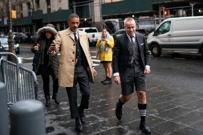 Thom Browne négycsíkos zokniban érkezett a bíróságra – Fotó: Eduardo Munoz / Reuters