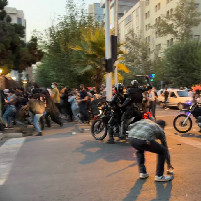 Motoros munkásőrök és síita mártírok: a forrongó Irán belülről