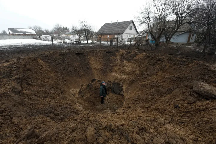 Egy orosz rakéta által hagyott kráter a Kijev megyei Koroljov településen január 14-én – Fotó: Valentyn Ogirenko / Reuters