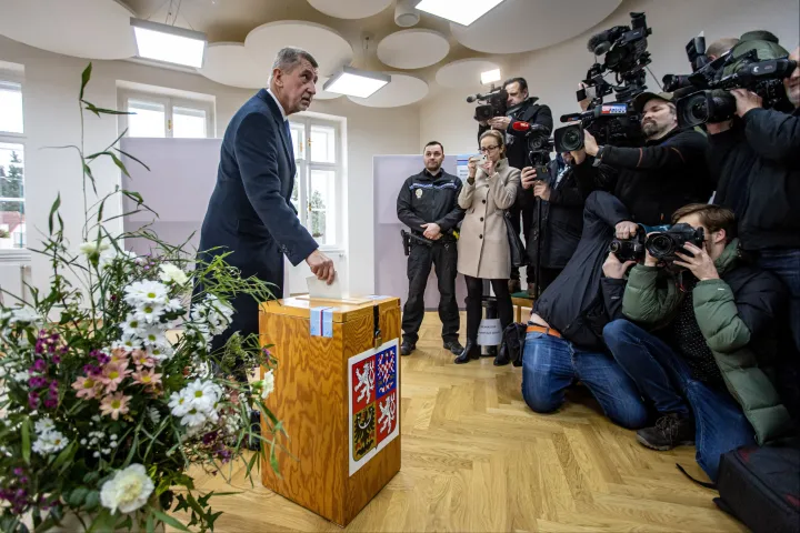 Nincs új cseh államfő az első körben, Orbán szövetségese egy hajszállal második
