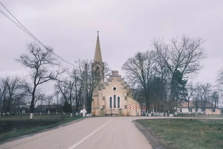 Fent a keglevichházai római katolikus templom, lent a nagylaki Petrom – Fotó: Bálint András / Szegeder