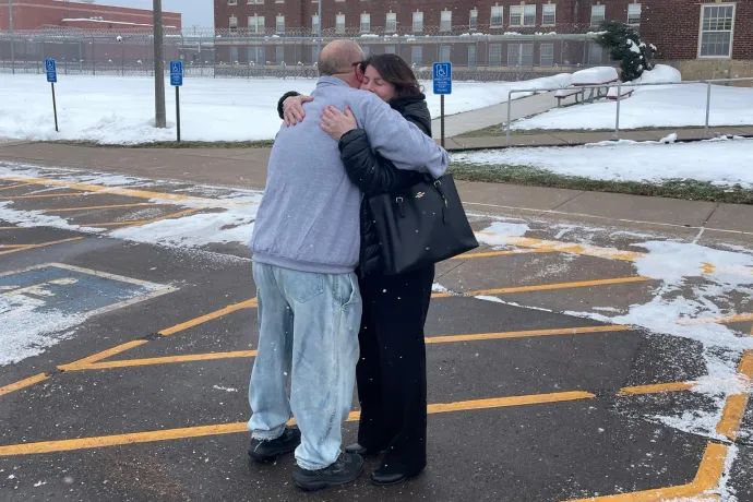 25 év után felmentettek egy, a felesége meggyilkolása miatt elítélt férfit Amerikában