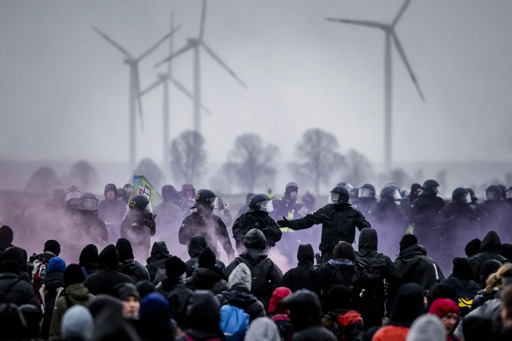 Lovas rendőrök csaptak össze klímatüntetőkkel Lützerathnál, Greta Thunberget meglökdösték
