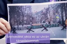 Ukrajnában készült képeket vitt a Momentum a budapesti orosz nagykövetséghez