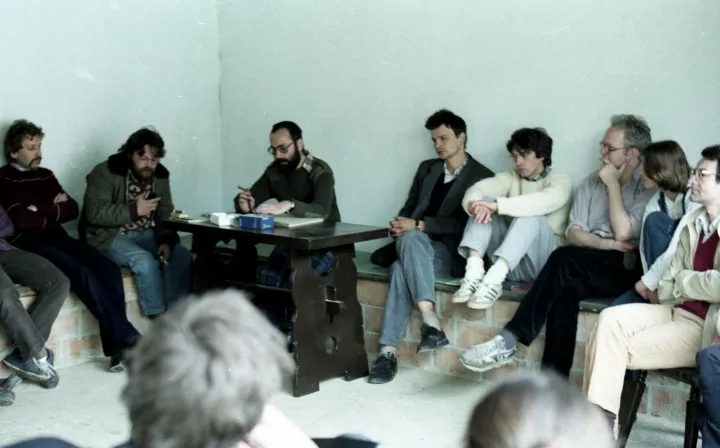 Tamás Gáspár Miklós Perőcsényben 1987-ben, jobbra Demszky Gábor és Lányi András – Fotó: Hodosán Róza / Fortepan