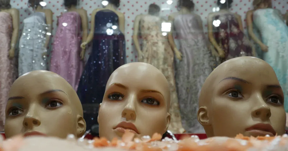 Instead of smearing, it is enough to put a bag on the heads of the mannequins