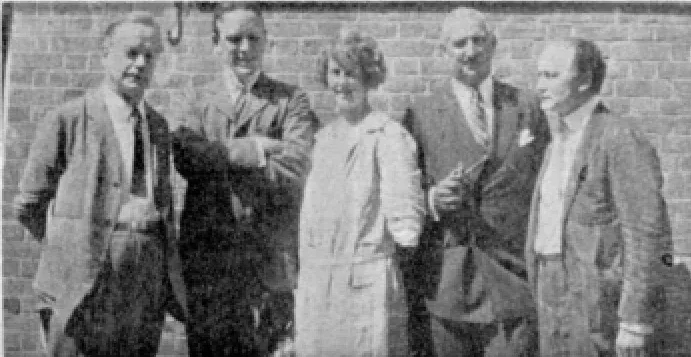 A bizottság tagjai Margeryvel, jobboldalt Houdini – Fotó: Wikipedia