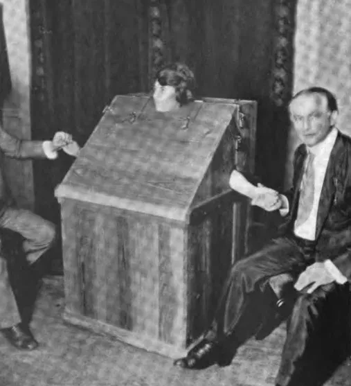 Margery a dobozban, Houdini fogja a kezét – Fotó: Wikiepdia